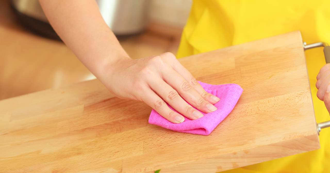 You can clean the cutting board from unpleasant odors with vinegar, baking soda, lemon or table salt. /123RF/PICSEL