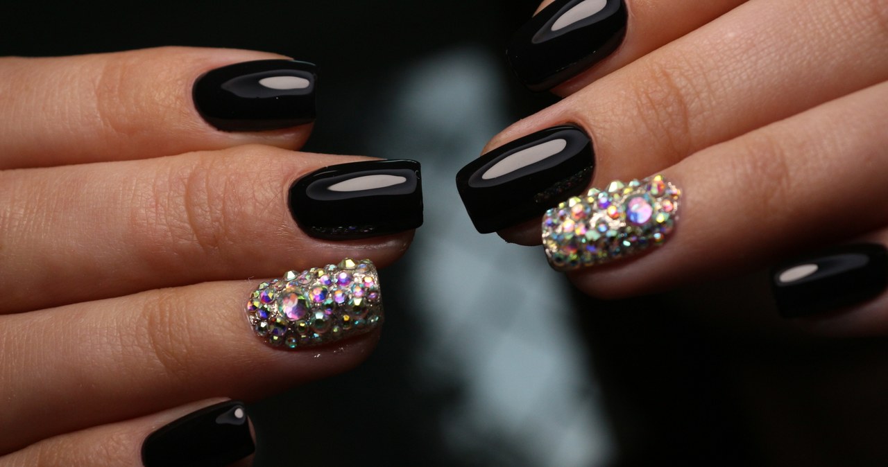 Black nails fit all women and are suitable for every occasion /123RF /PICSEL