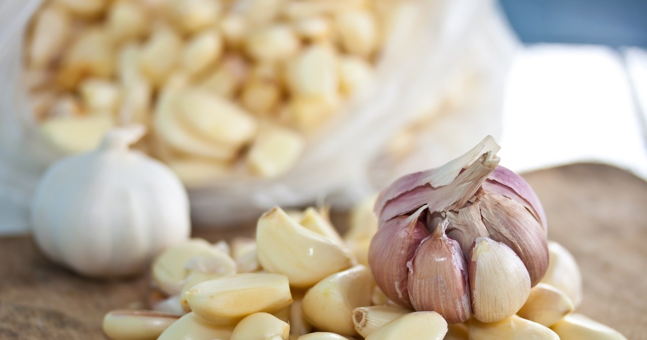 Pour several cloves of garlic with warm water and you will create an effective conditioner for orchids. /123rf.com /interia.pl