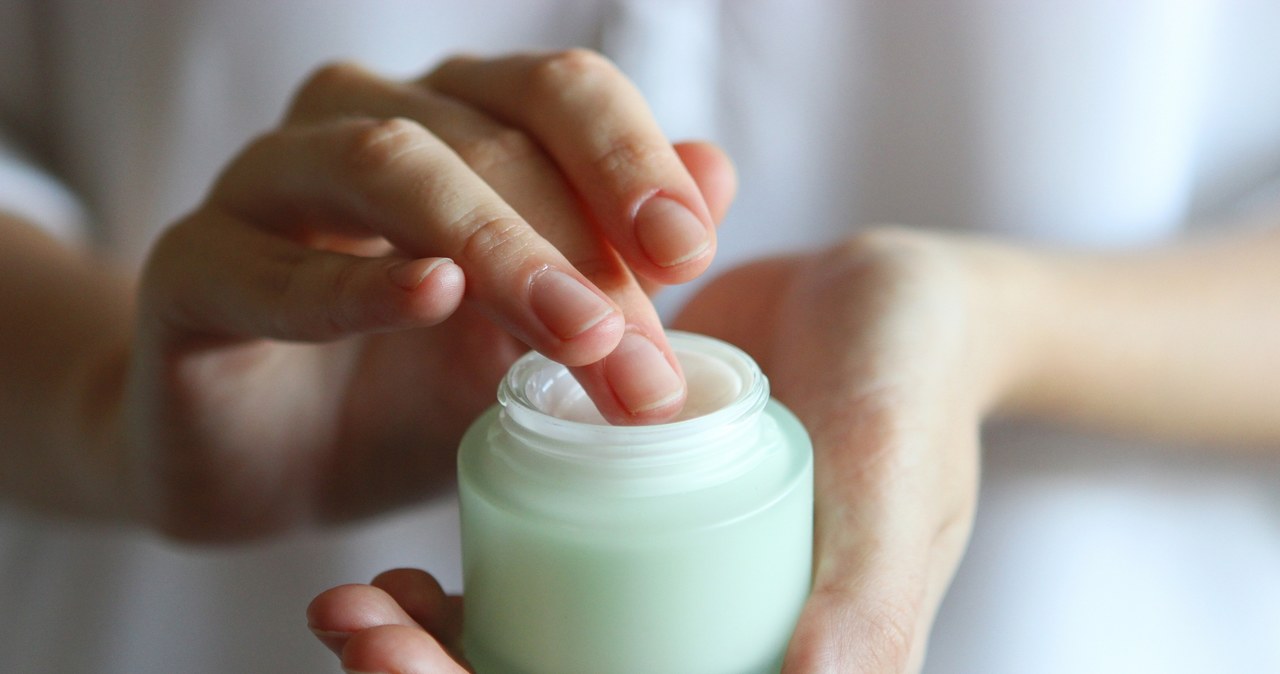 Homemade ointment based on Vaseline will soothe irritated skin on the elbows. /123rf.com