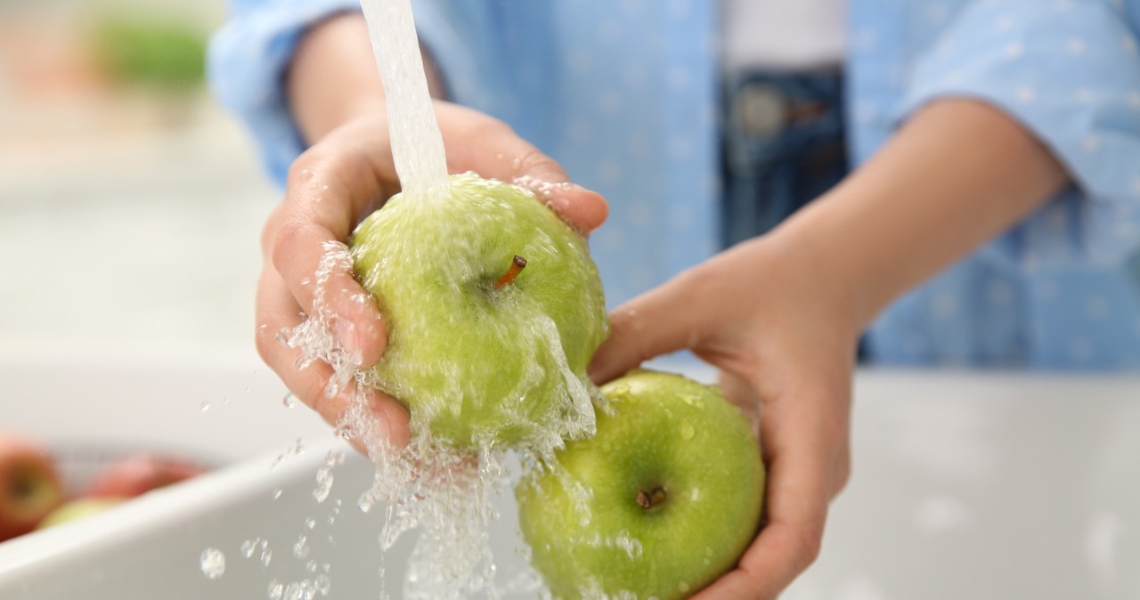 For most fruits, it is not enough to simply rinse them under running water /123RF/PICSEL