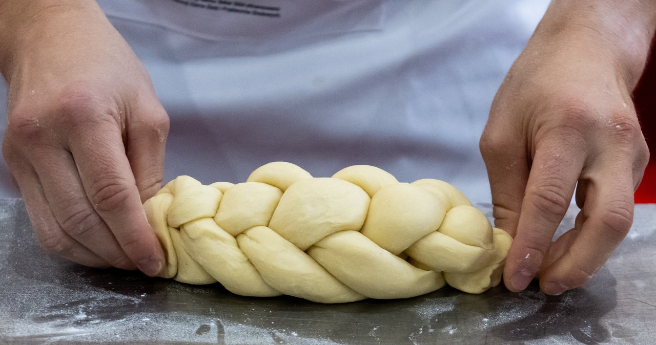 Weave three rolls of dough into a braid, which after baking will become a delicious challah. /EastNews