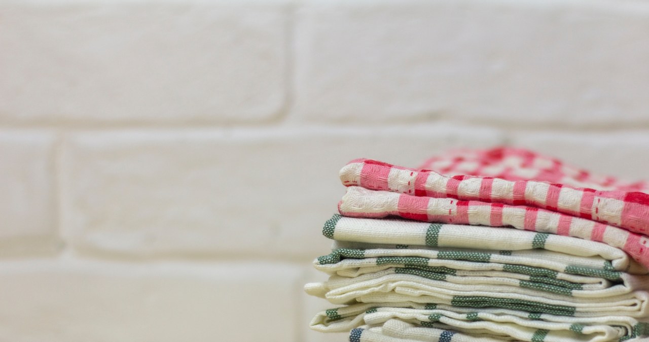 Kitchen cloths should be soaked in cold water, which will help you get rid of fatty dirt.