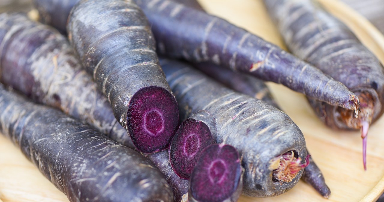 Black carrots are a treasury of antioxidants - hence their intense color /Engdao /123RF /Picsel