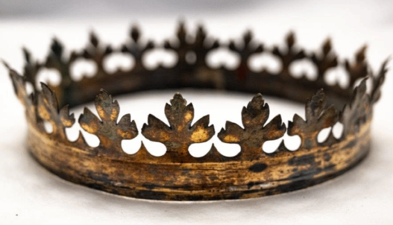 Crowns of royalty from Eastern Europe from the 16th century were found. They were lost since World War II