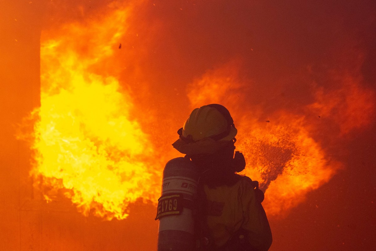 Fire in Los Angeles: At least two dead - Eerie images from the triple front of fire