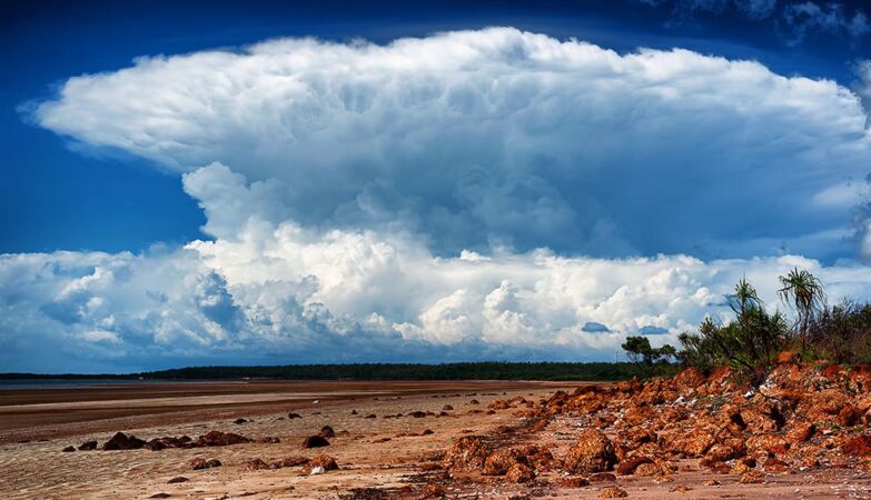 A bizarre thunderstorm appears every day at 3 pm. Here's why