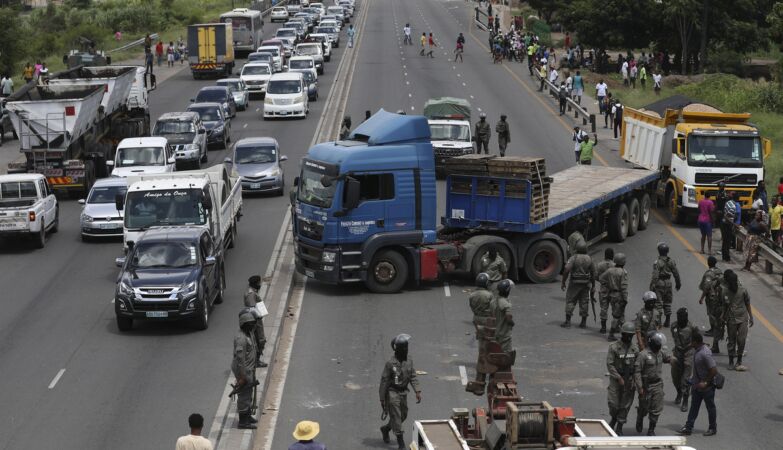 Main entrance to Maputo blocked. Police start shooting