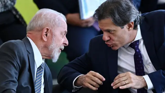 President Luiz Inácio Lula da Silva and Finance Minister Fernando Haddad talking during an event