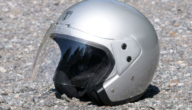 There is a helmet on the ground: why and what to do