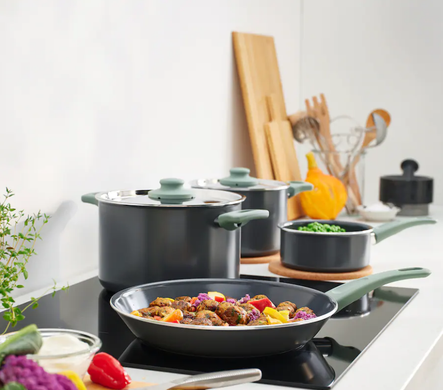 This non-stick cooking set from IKEA fits any type of hob and reduces energy consumption