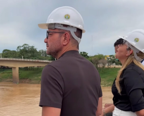 Gladson inspects work to restore the Joaquim Macedo footbridge, which is at risk of collapsing