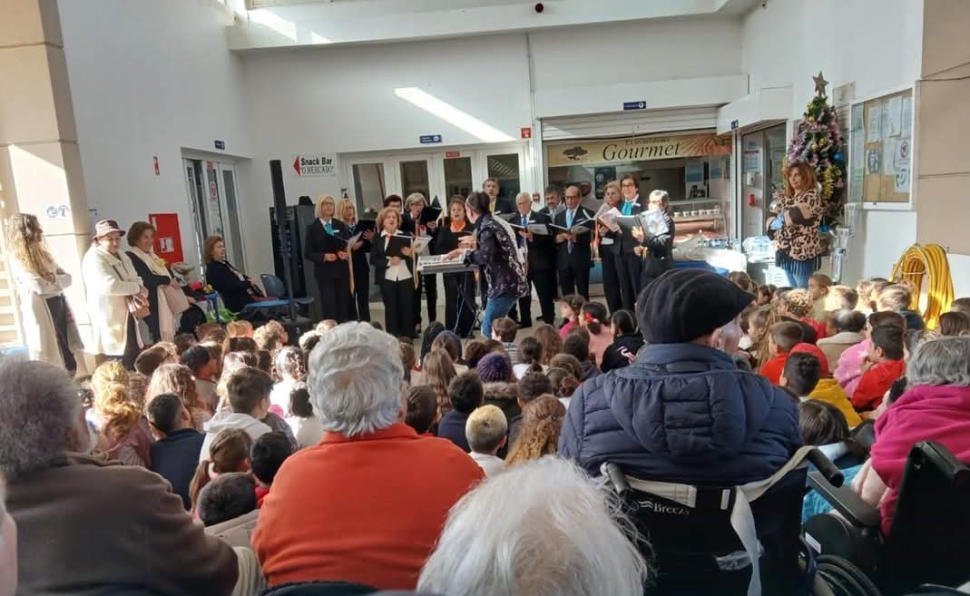 Traditional Janeiras singing welcomes the new year at the Olhos de Água Market