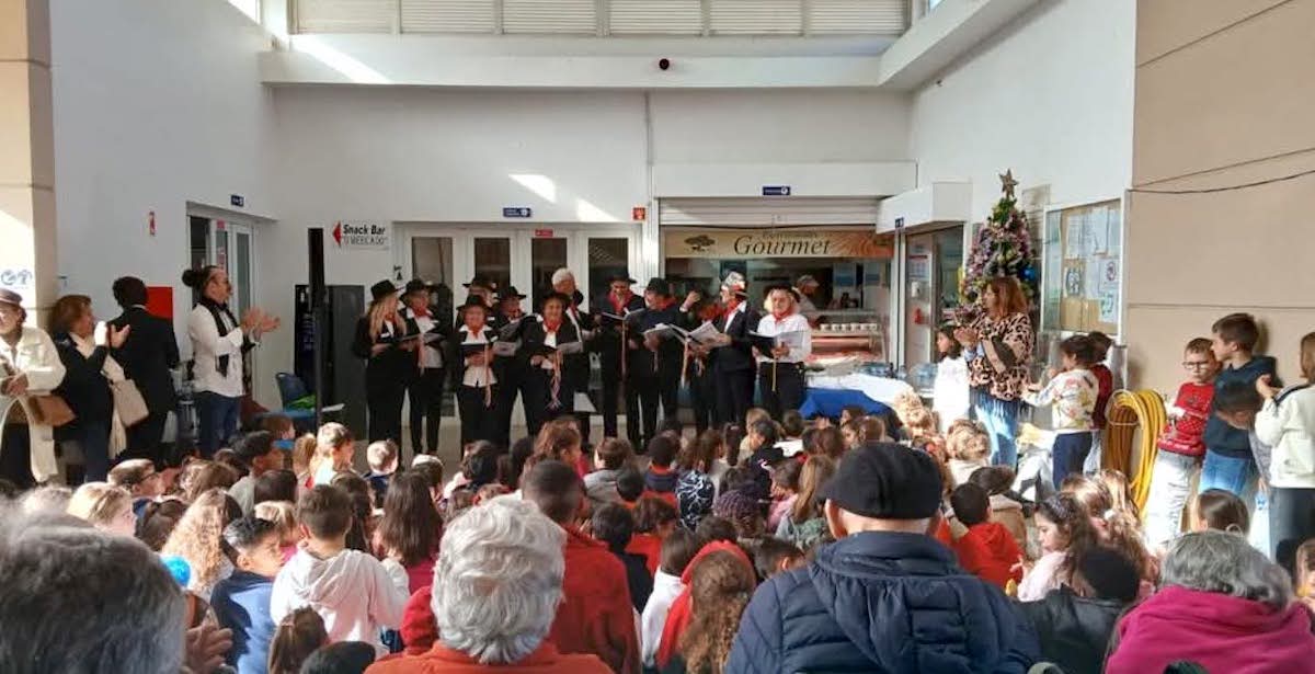 Traditional Janeiras singing welcomes the new year at the Olhos de Água Market