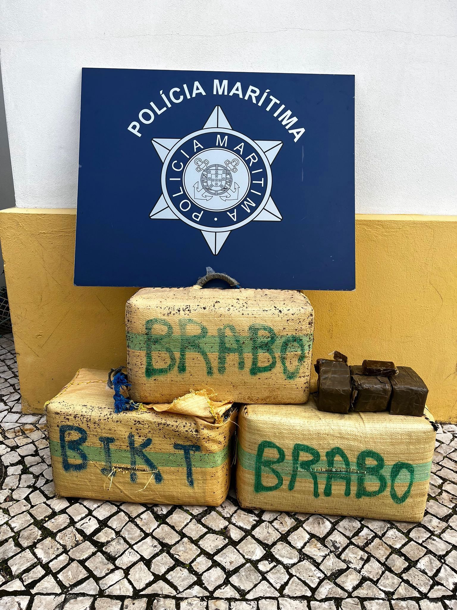 Maritime Police Seize another 238 kg of hashish on the coast Algarvia