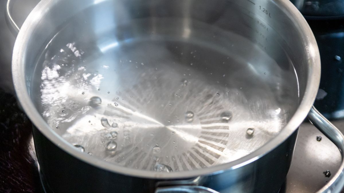 Pot method for cleaning the oven