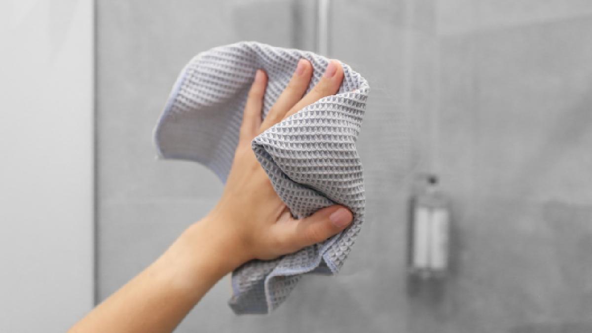 Recycle banana peels to clean shower windows