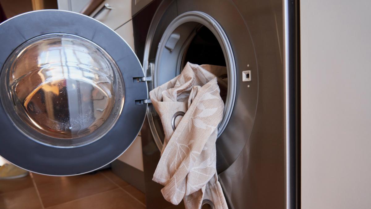 Washing of the curtains in the washing machine: this is how to avoid the folds