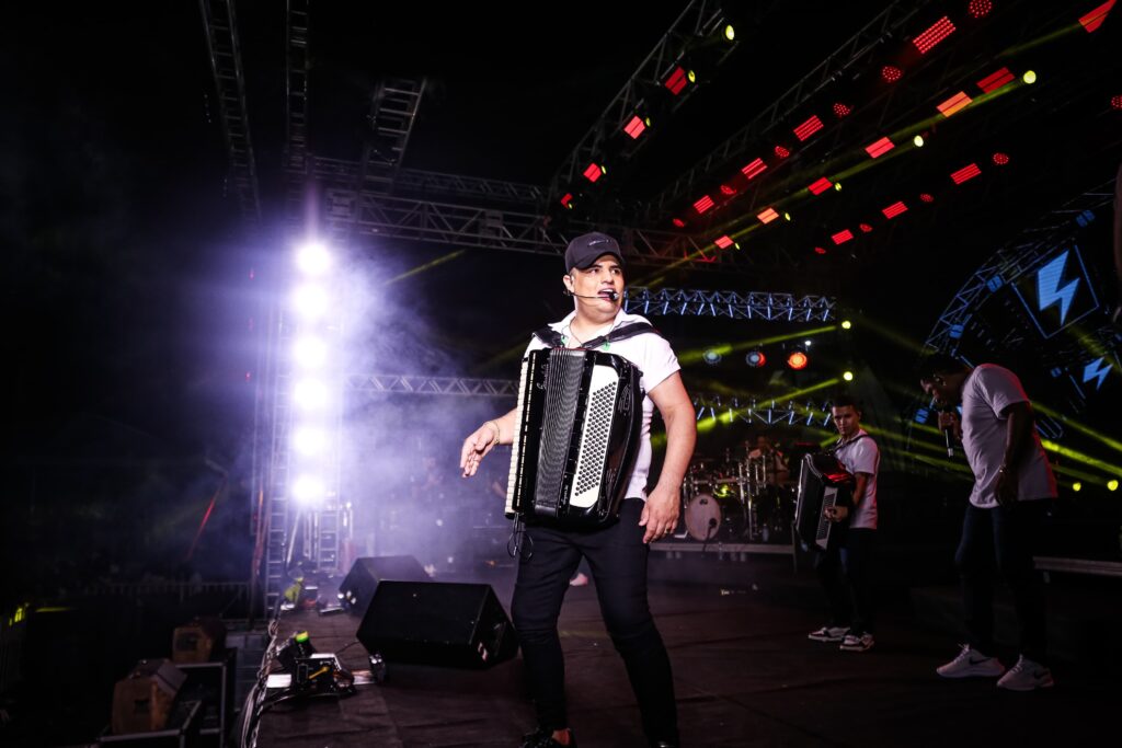 With a show by Tarcísio from Arcodeon, New Year's Eve in Cruzeiro do Sul brings together thousands of people; SEE PHOTOS