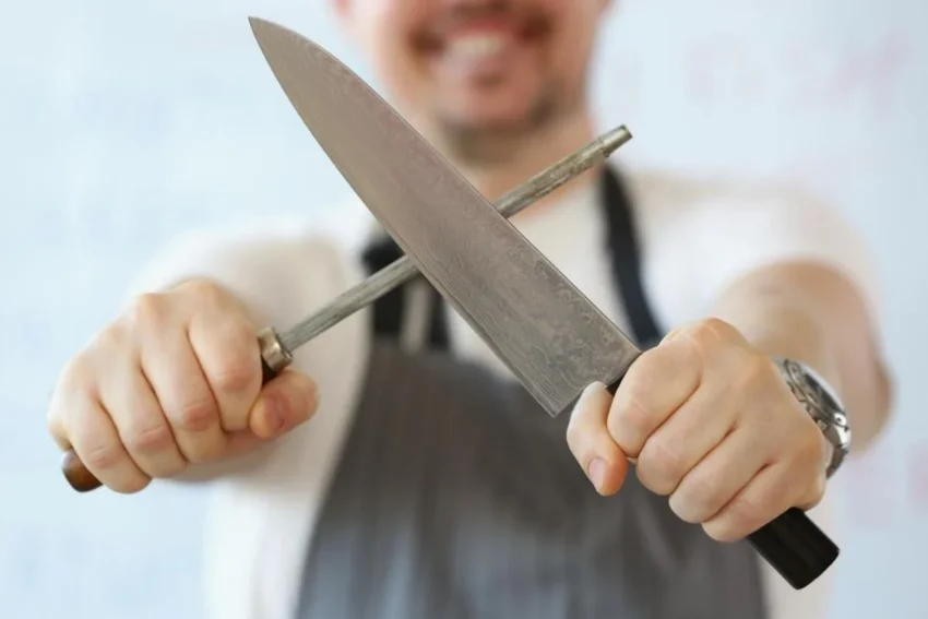 Do you have knives and scissors at home that cut badly? This economic trick will solve the problem