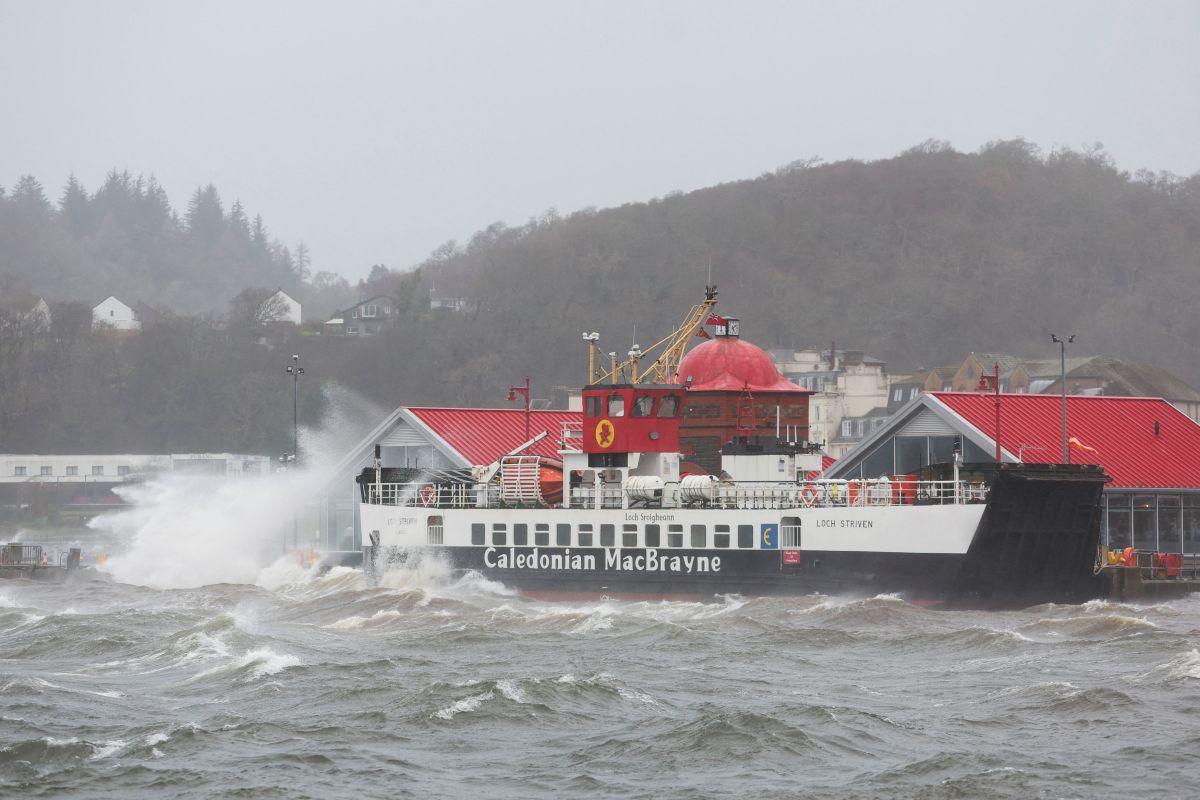 Britain: Storm Eowyn sweeps - 1 dead, many houses in the dark (images)