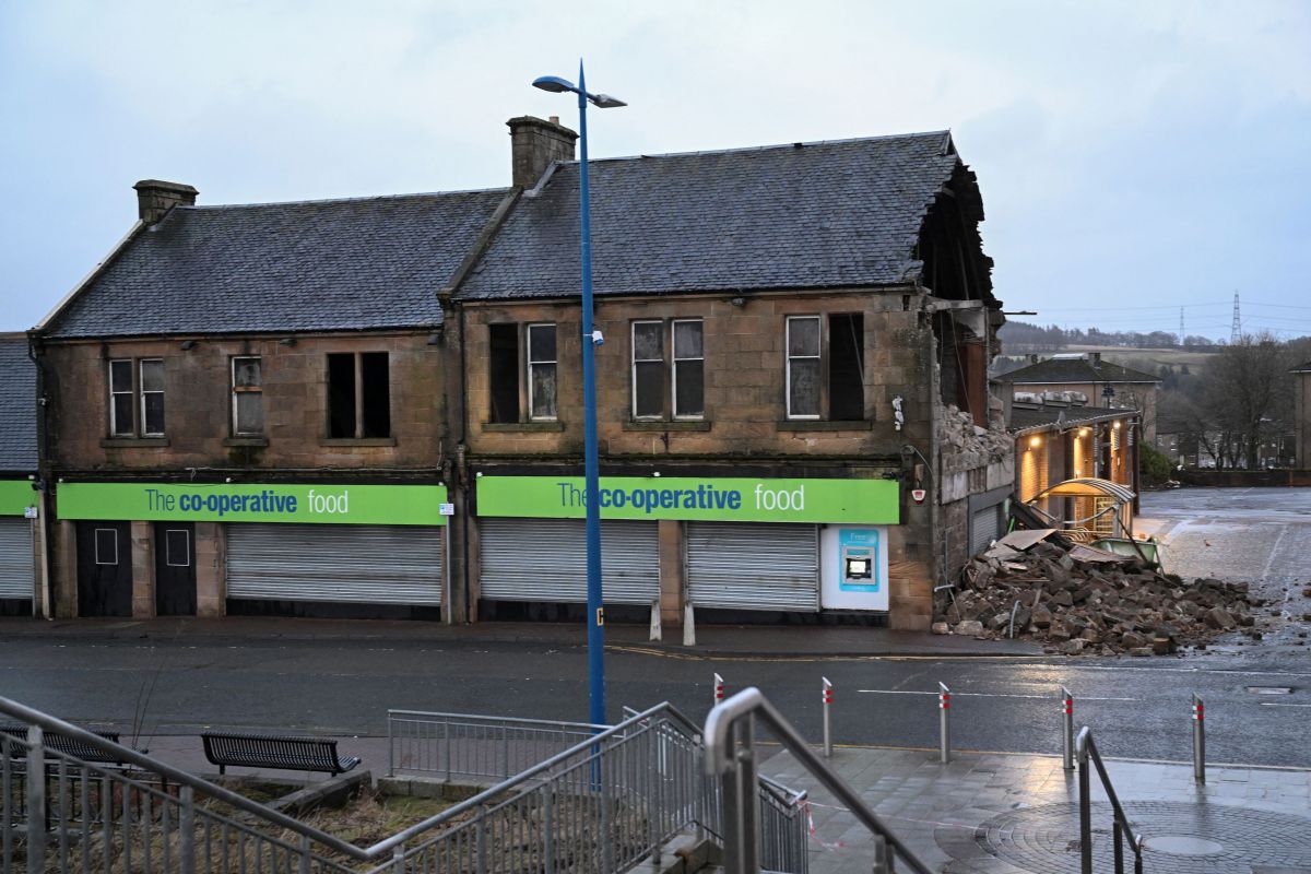 Britain: Storm Eowyn sweeps - 1 dead, many houses in the dark (images)