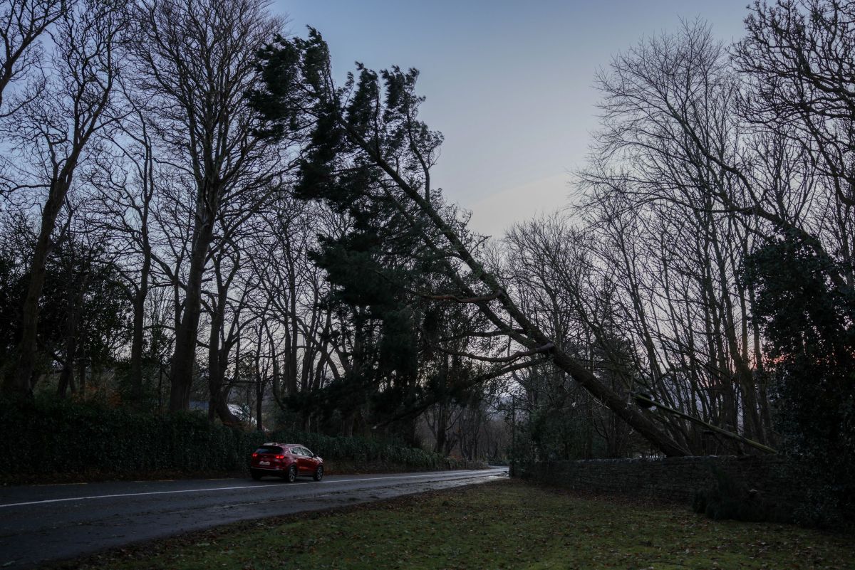 Britain: Storm Eowyn sweeps - 1 dead, many houses in the dark (images)