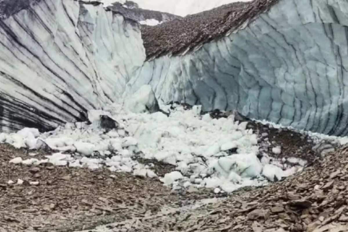 Ice cave that killed Brazilian collapses in Argentina