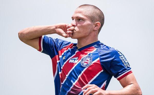 Dell celebrates Bahia's goal against Coritiba