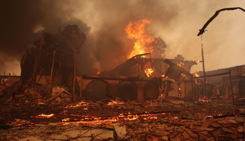 Desperation in Los Angeles: fires kill 5 people and force 100,000 to flee