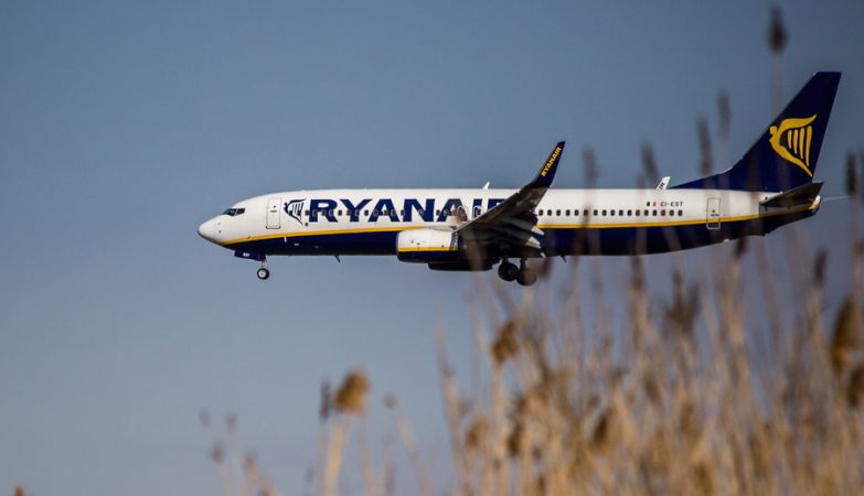 He snapped the varnish between Ryanair and Spanish airports. Company cuts thousands of routes