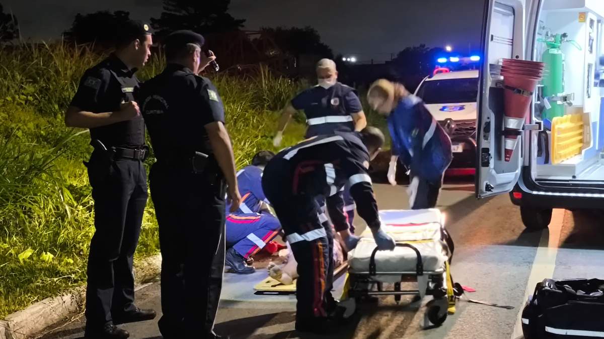 Mulher esfaqueada foi socorrida por uma equipe do Corpo de Bombeiros