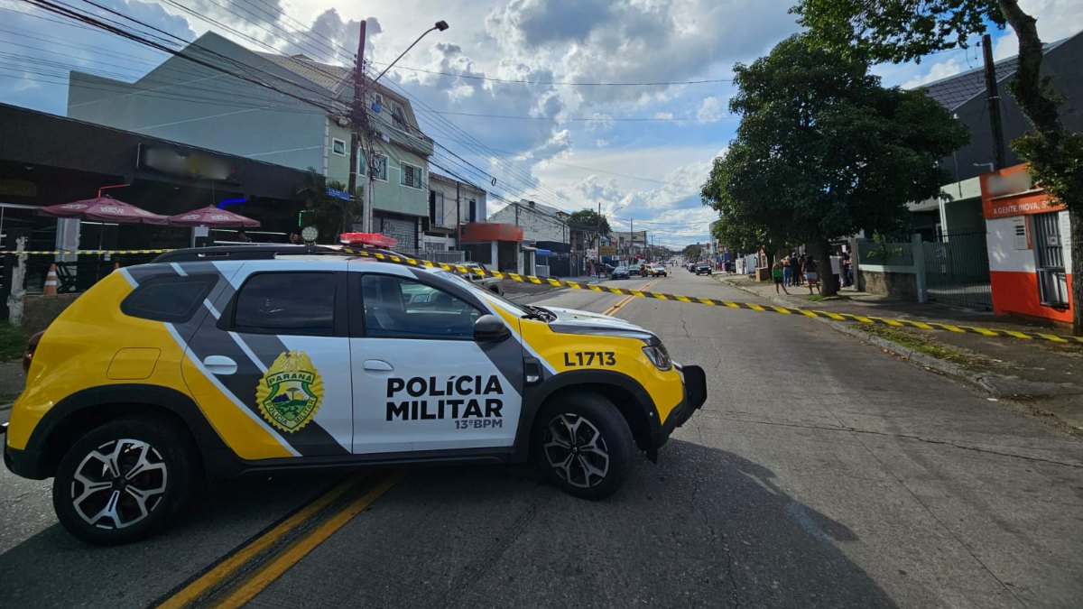 A 33-year-old former military police officer was shot dead as he arrived at his home in the Sítio Cercado neighborhood, in Curitiba, on Sunday afternoon (5). According to witnesses, he was surprised by two men, who arrived shooting. The criminals, according to those who witnessed the execution, wore ballistic vests and everything indicates that they were already monitoring the victim before the ambush.