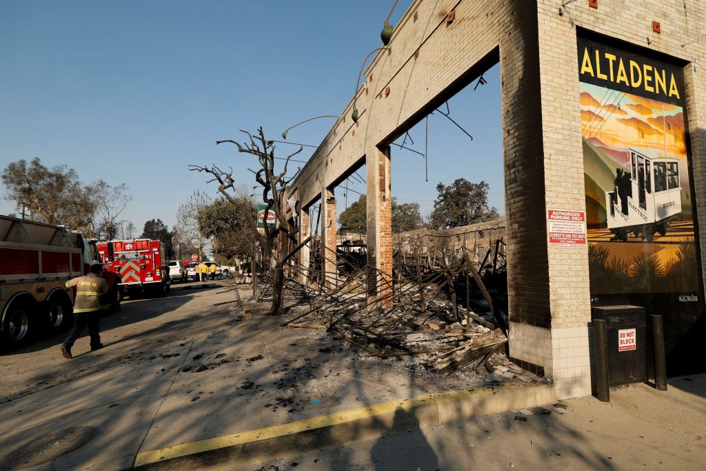 Images of biblical destruction in Hollywood - Fears of strengthening winds