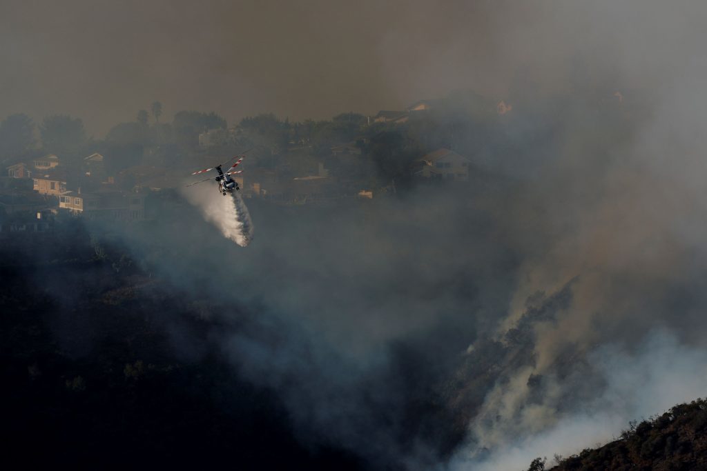 Images of biblical destruction in Hollywood - Fears of strengthening winds