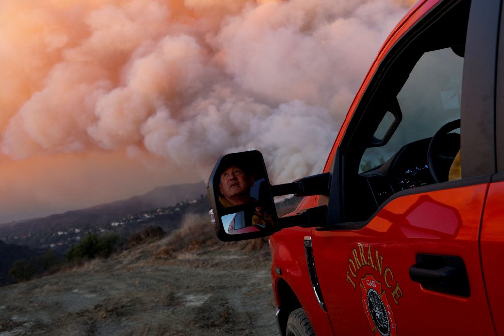 Images of biblical destruction in Hollywood - Fears of strengthening winds