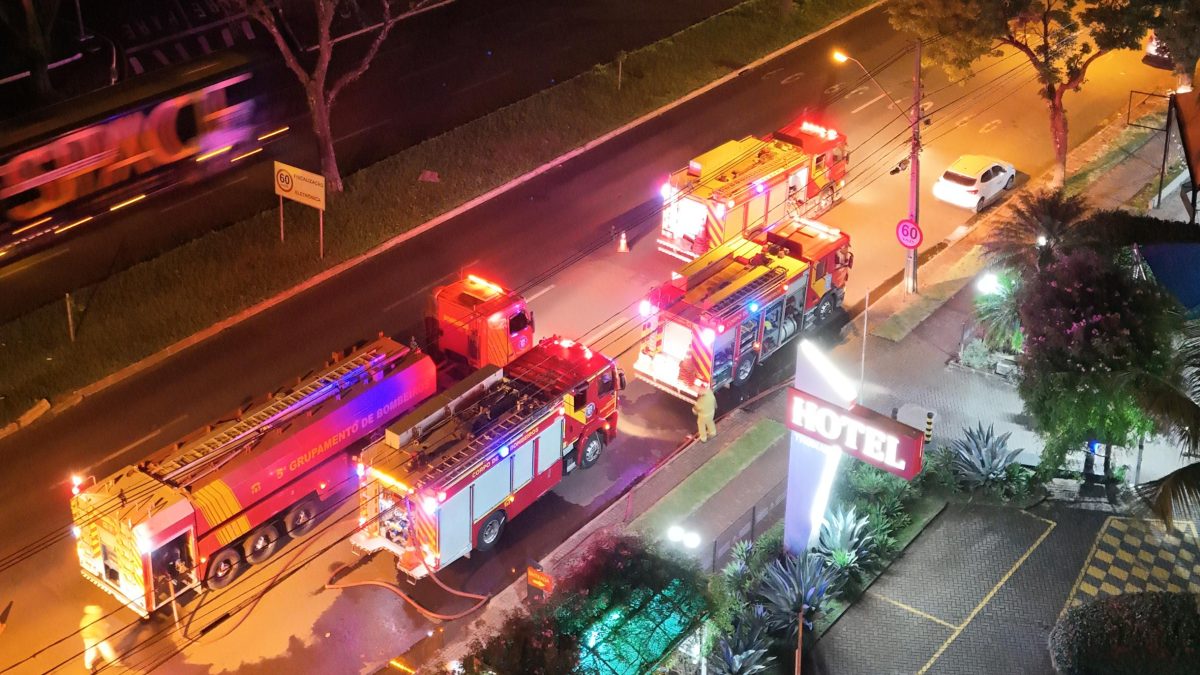 A fire in a hotel in the central region of Maringá, in the north of Paraná, left seven people injured in the early hours of this Friday (10). According to the Fire Department, one of the victims suffered burns to the airways after inhaling heated smoke and is in serious condition. According to initial information, the fire started in a room on the third floor of the building, due to a problem with a cell phone charger.