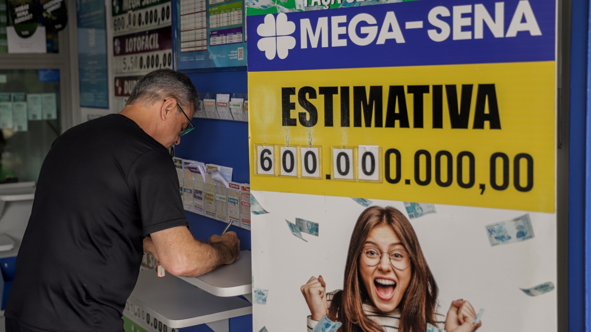 Person betting on Mega da Virada in Lotérica.