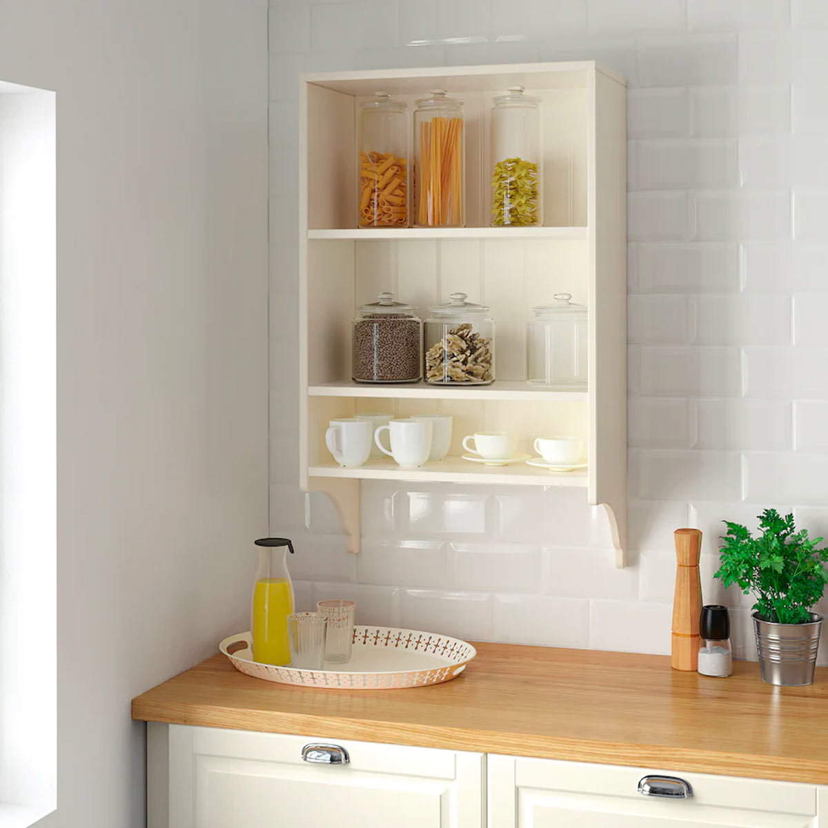 Take advantage of the Ikea shelves to optimize space in the kitchen: discover ideas