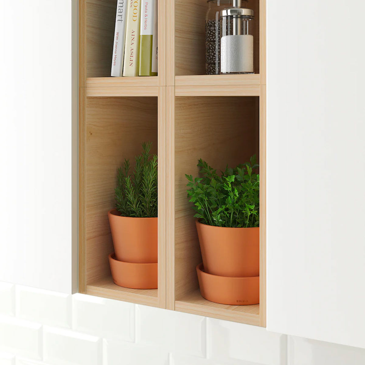 Take advantage of the Ikea shelves to optimize space in the kitchen: discover ideas