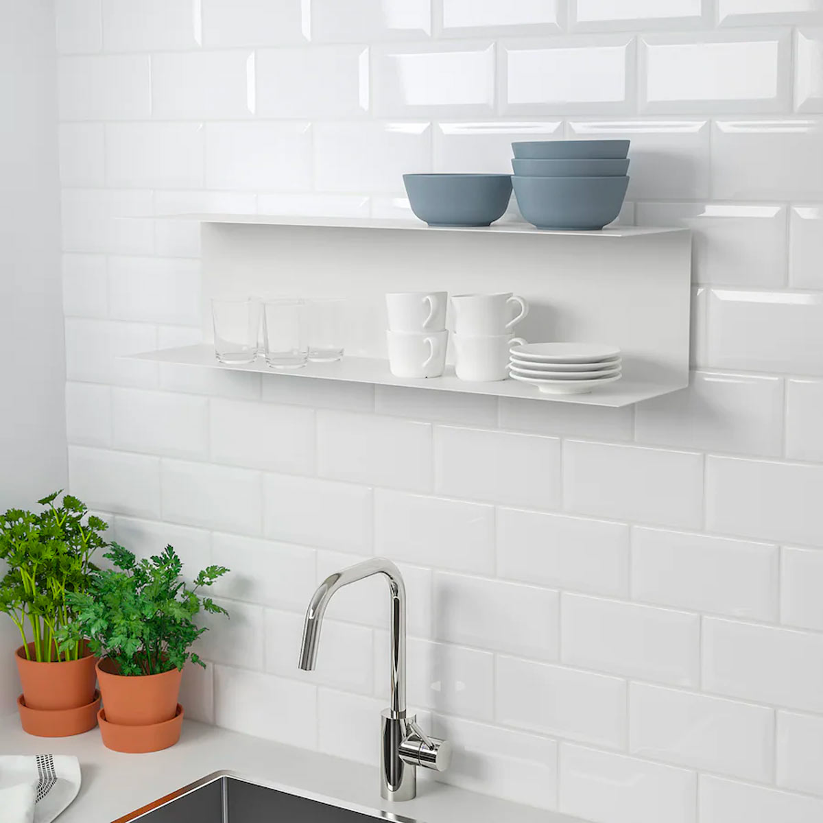 Take advantage of the Ikea shelves to optimize space in the kitchen: discover ideas