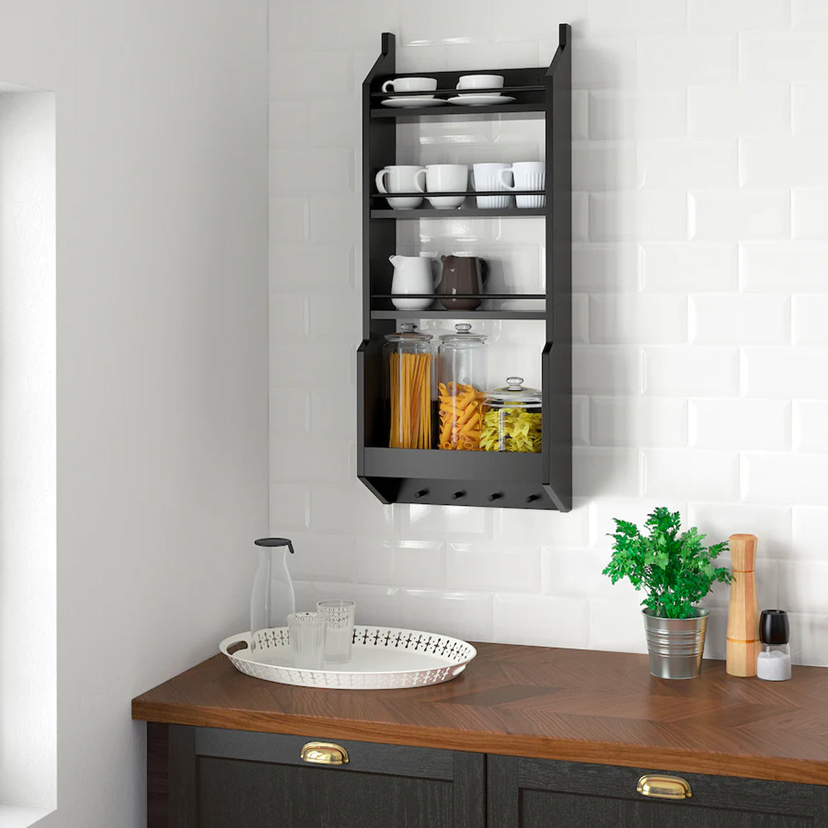 Take advantage of the Ikea shelves to optimize space in the kitchen: discover ideas
