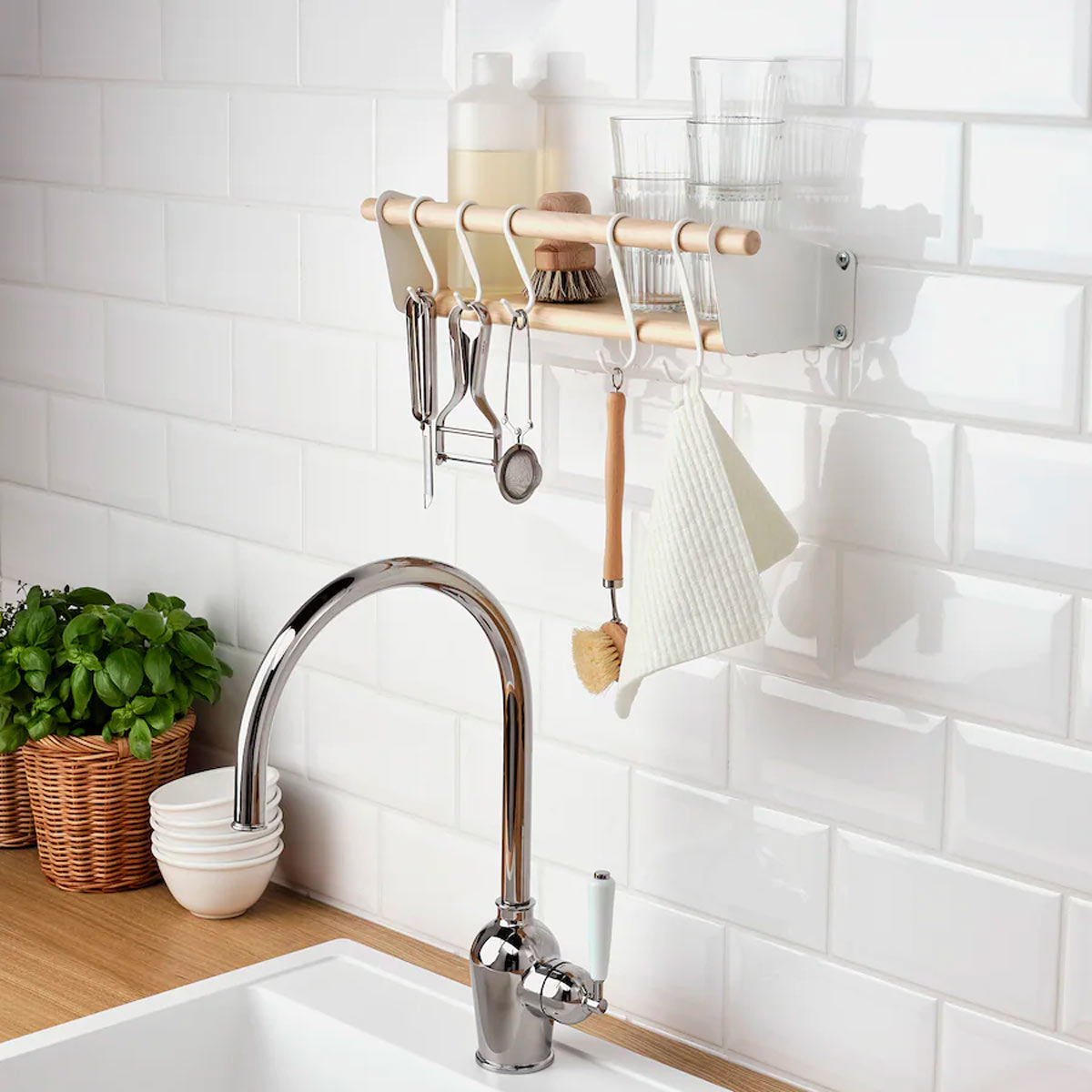 Take advantage of the Ikea shelves to optimize space in the kitchen: discover ideas