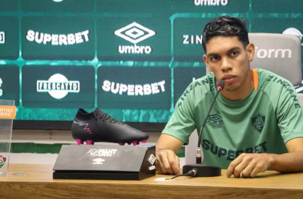 Paulo Baya introducing himself to Fluminense