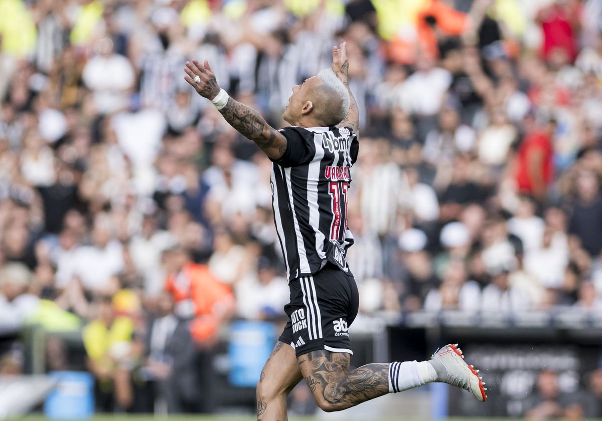 Vargas celebrates goal against Botafogo in the Libertadores final 