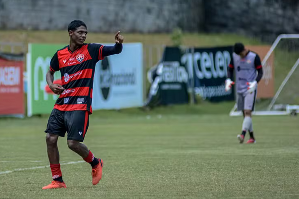 Wanderson Papaterra, Vitória midfielder