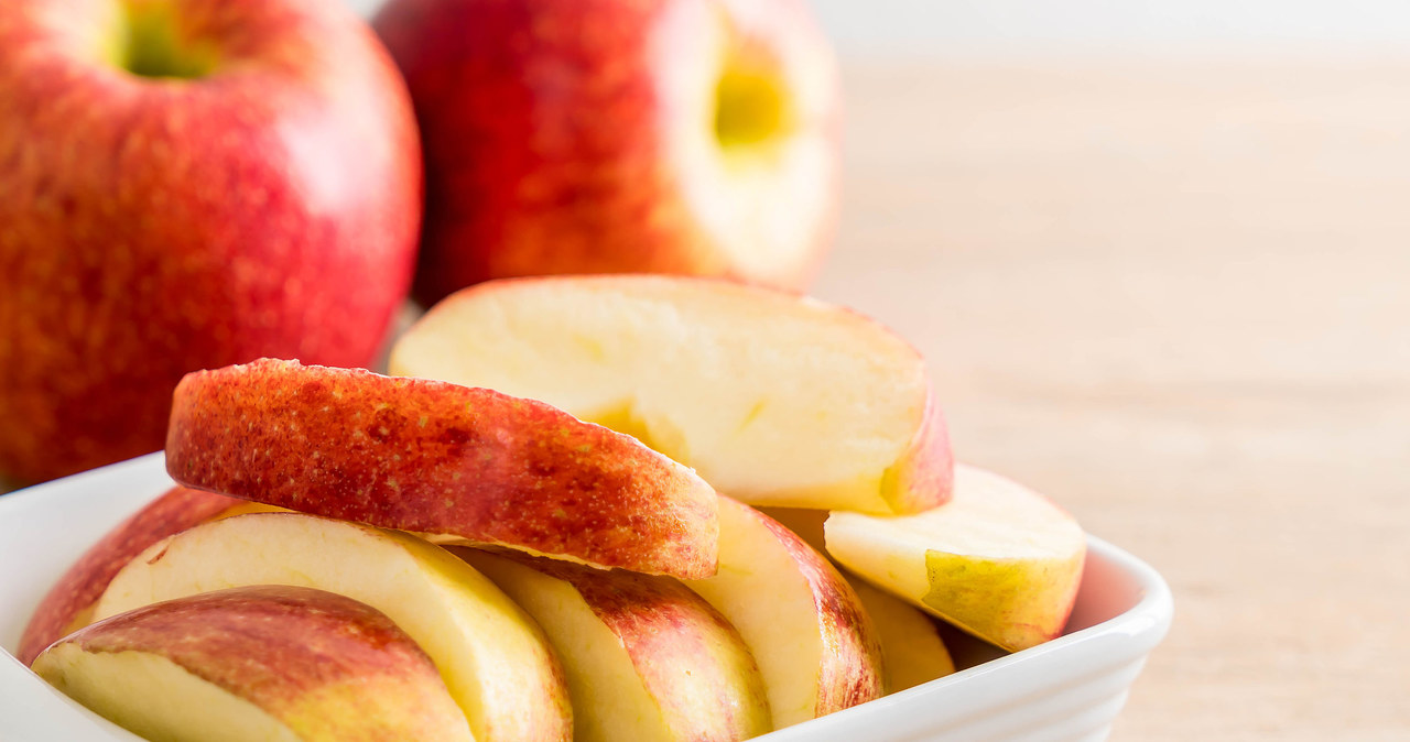 A piece of apple put into a bread will help extend the freshness of bread. A piece of potato or celery will work in the same way. /© 123RF/PICSEL