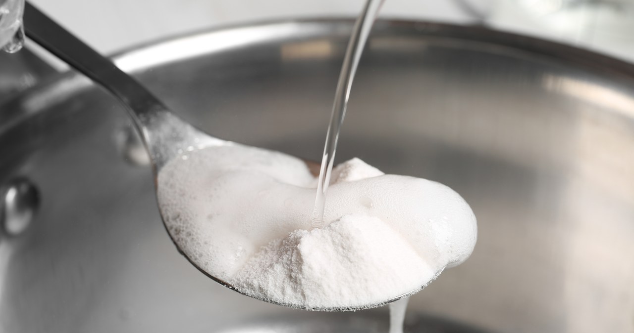 Baking soda has many uses in the bathroom /123RF /PICSEL