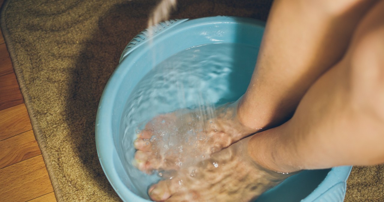 Bathing in Epsom salt with the addition of lavender oil will make your heels revive and your feet will stop smelling unpleasant /123RF /PICSEL