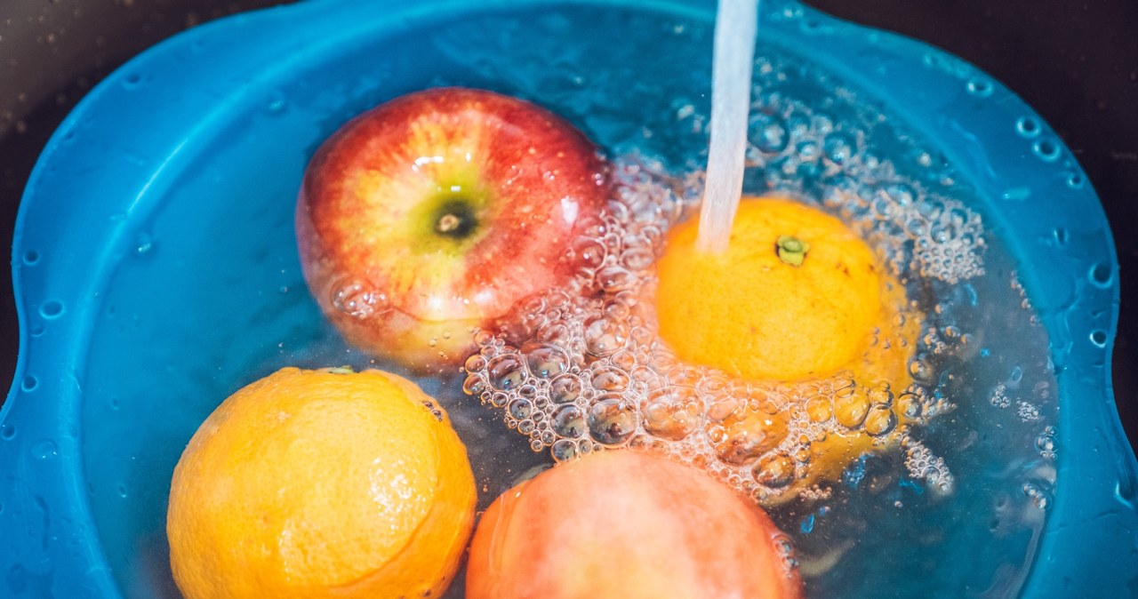 It is worth soaking fruit and vegetables in a solution of water with a spoonful of baking soda for about 10-15 minutes. /123RF/PICSEL